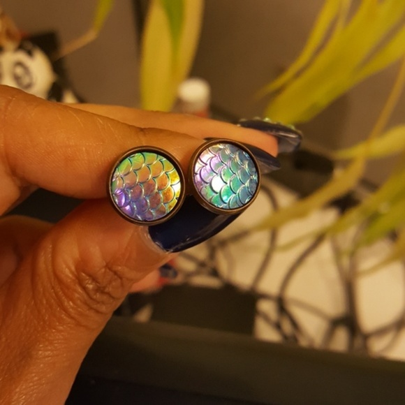 BRAND NEW 💖 Mermaid scale iridescent studs - Picture 7 of 7